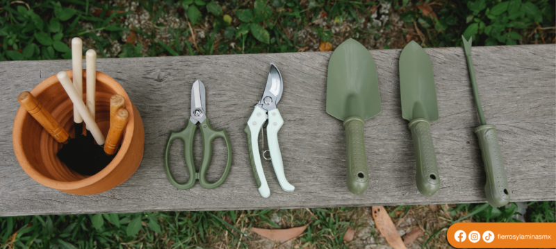 Set De 7 Herramientas De Jardinería En Miniatura Youery – Para Casa De Muñecas, Incluye Farola, Banco, Regadera Y Mini Botas De Lluvia
